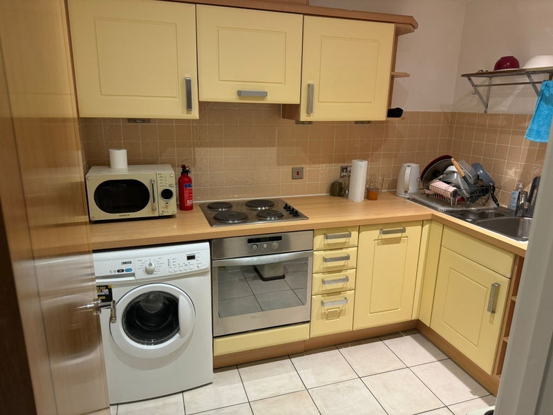 Room Newport Avenue in Greater London