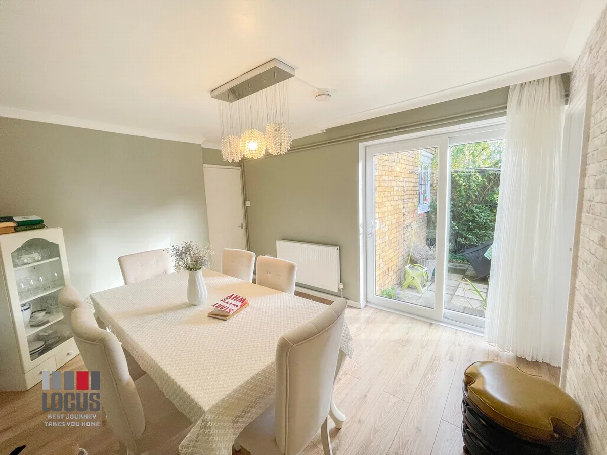 House Belfont Walk in Greater London
