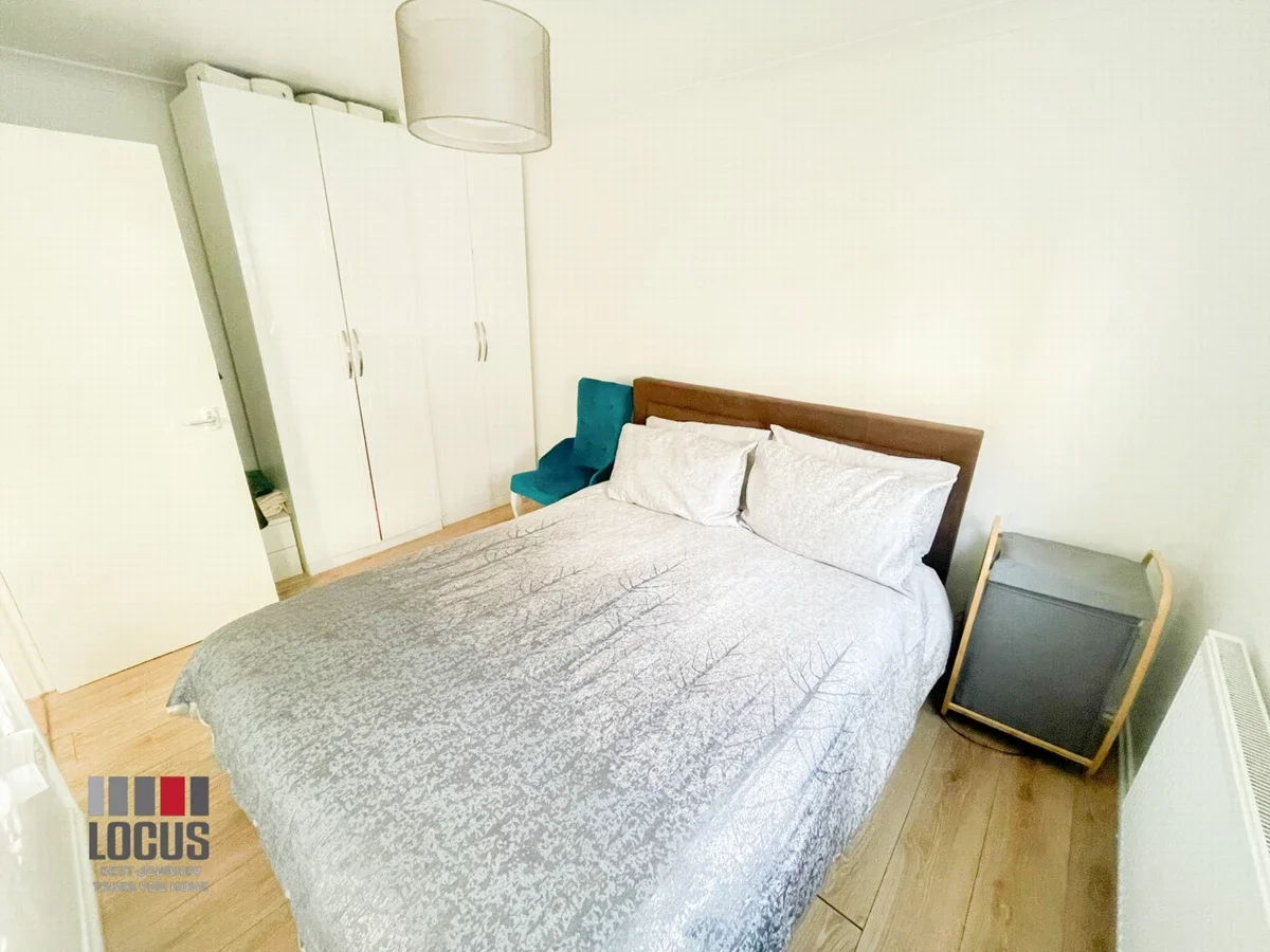 House Belfont Walk in Greater London