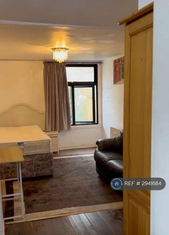 Room Moy Road in Cardiff