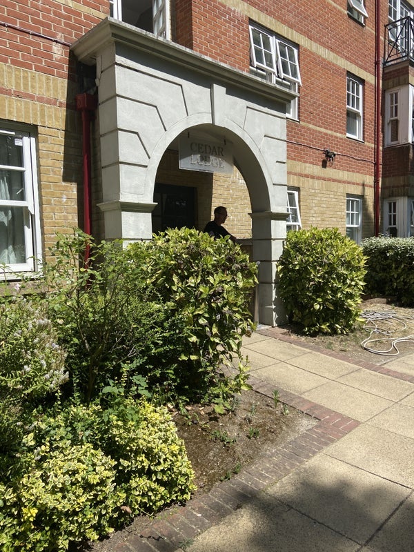 Room Exeter Road in Greater London