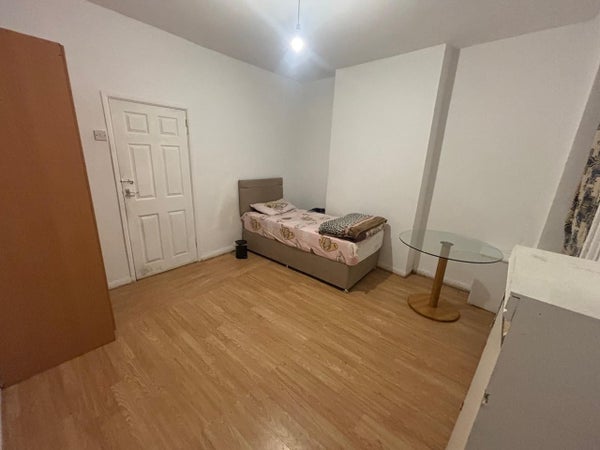 Room Sandbach Road in Stoke-on-Trent