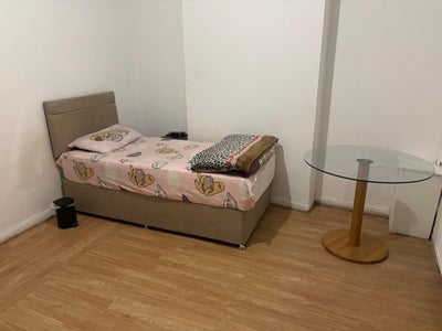 Room Sandbach Road in Stoke-on-Trent