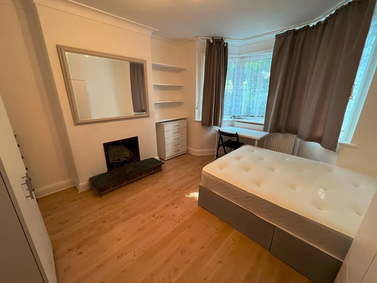 Room Greenfield Gardens in Greater London