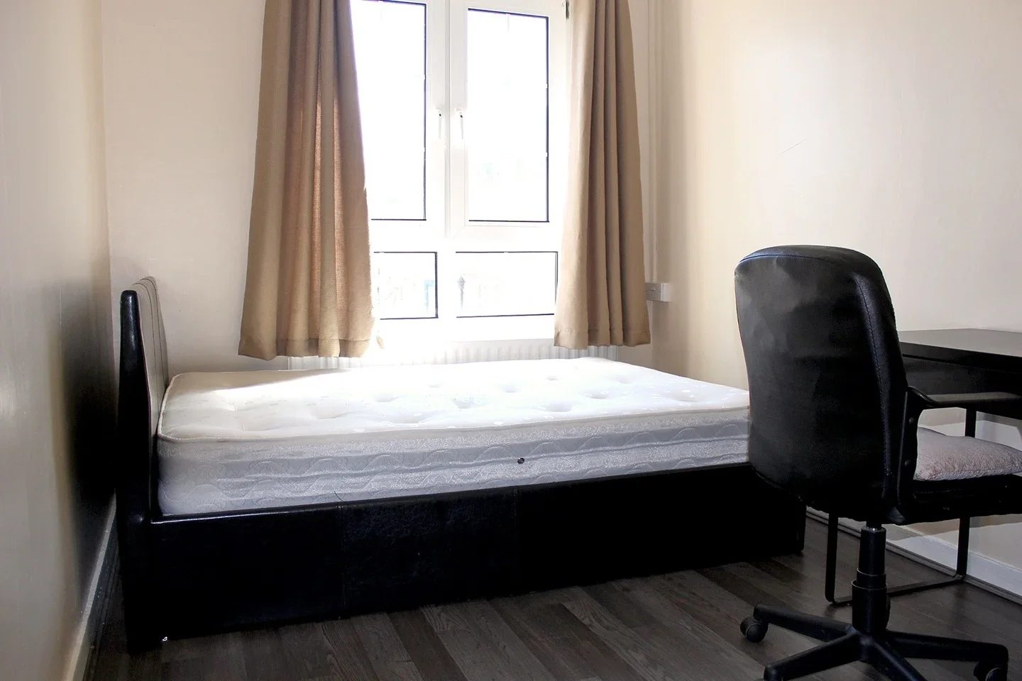 Room Prusom Street in Greater London