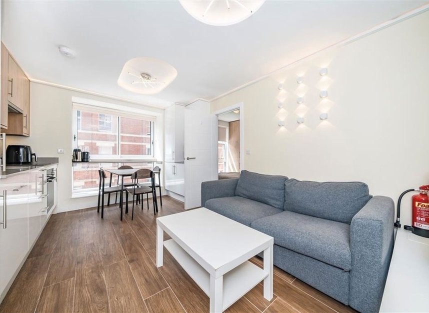 Flat Cleveland Street in Greater London