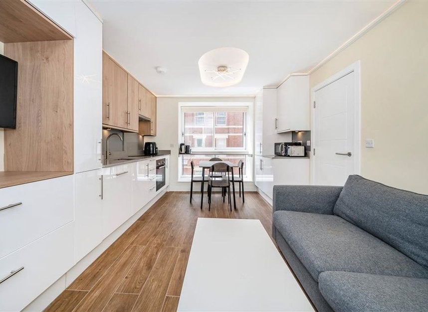 Flat Cleveland Street in Greater London