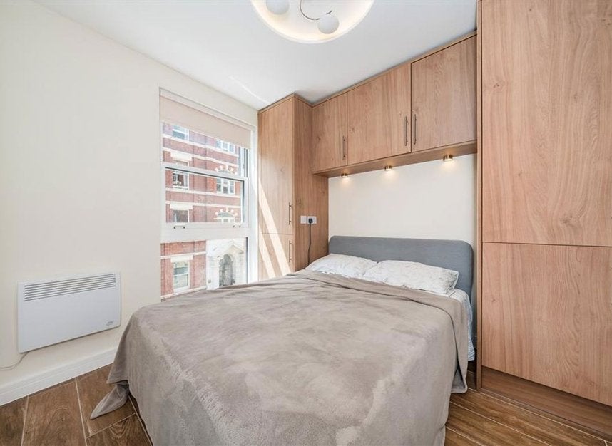 Flat Cleveland Street in Greater London