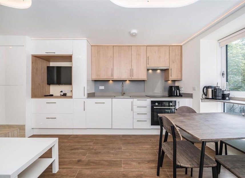 Flat Cleveland Street in Greater London
