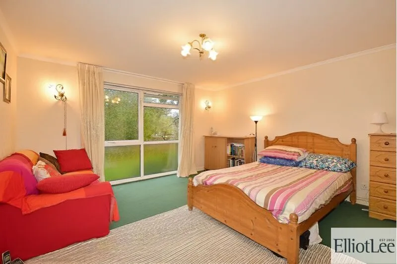 Flat Sycamore Close in Greater London
