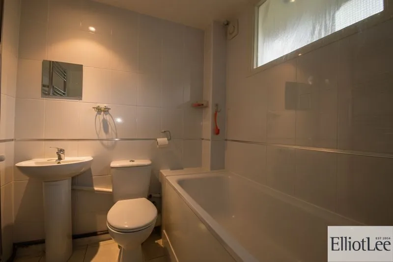 Flat Sycamore Close in Greater London