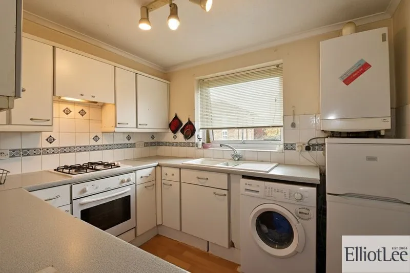 Flat Sycamore Close in Greater London