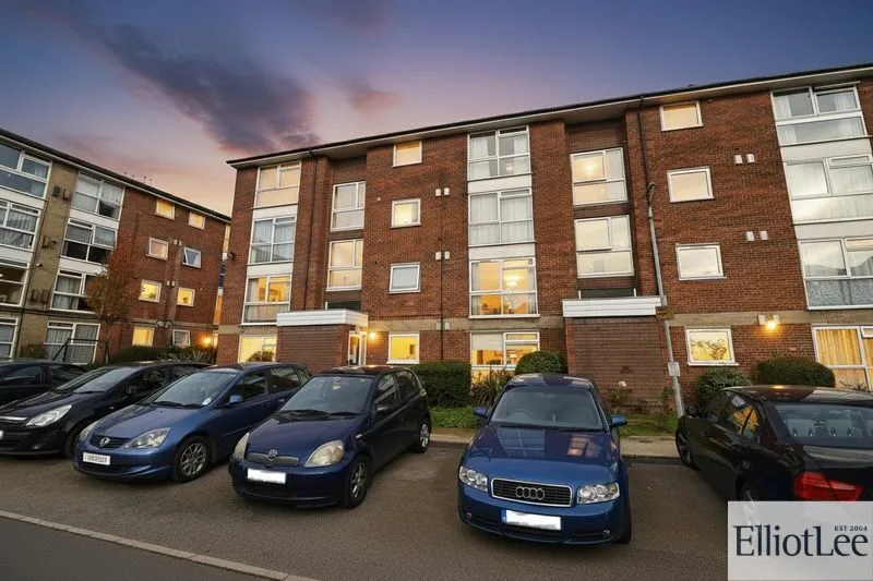 Flat Sycamore Close in Greater London