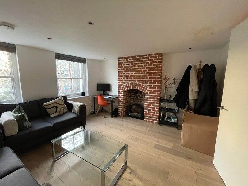 Flat Bermondsey Street in Greater London