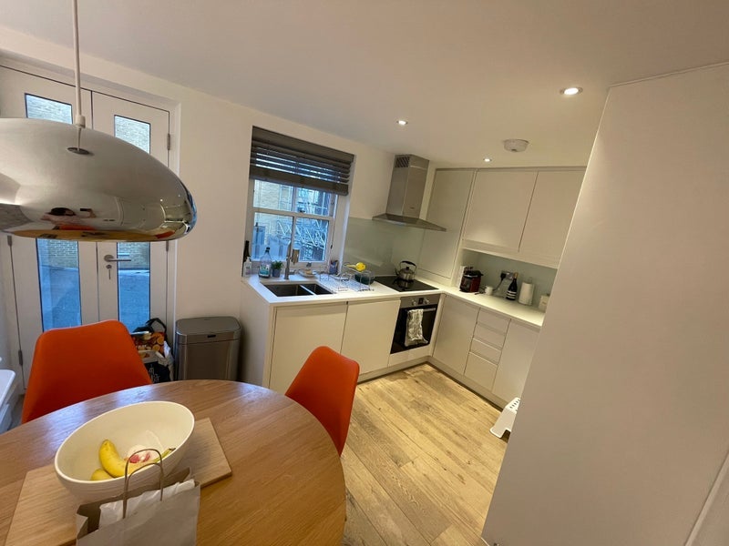 Flat Bermondsey Street in Greater London