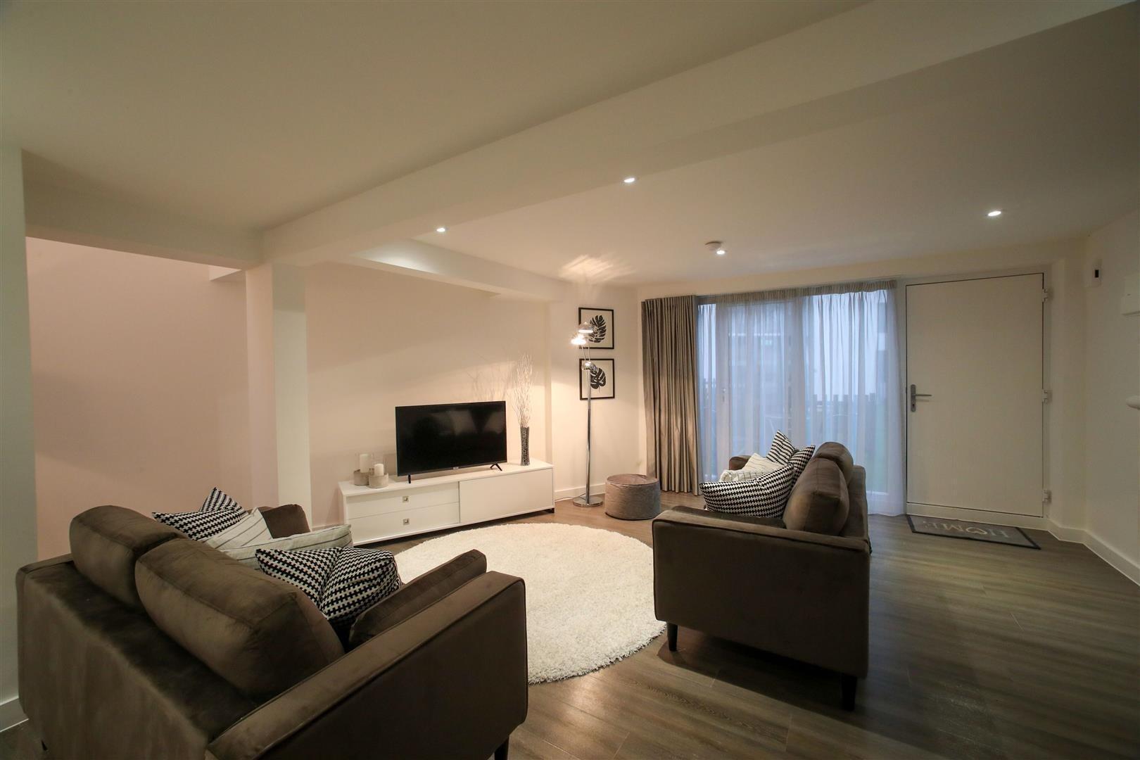 Flat Upper Mounts in Northampton