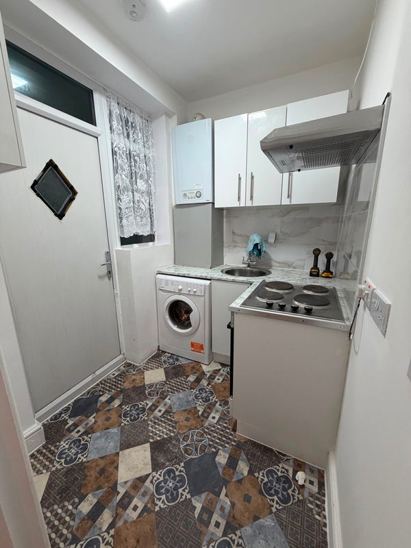 Room Walthamstow Avenue in Greater London