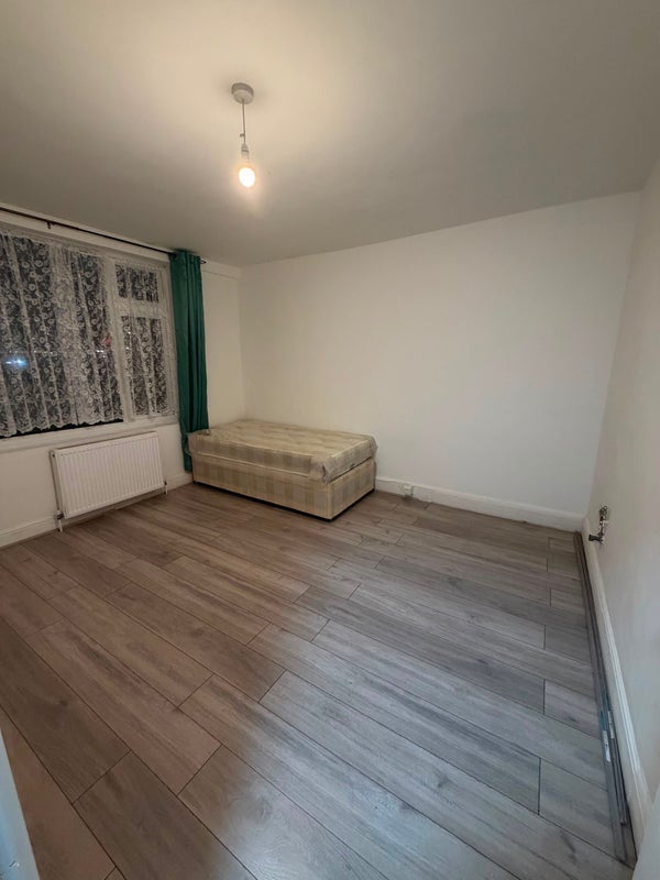 Room Walthamstow Avenue in Greater London