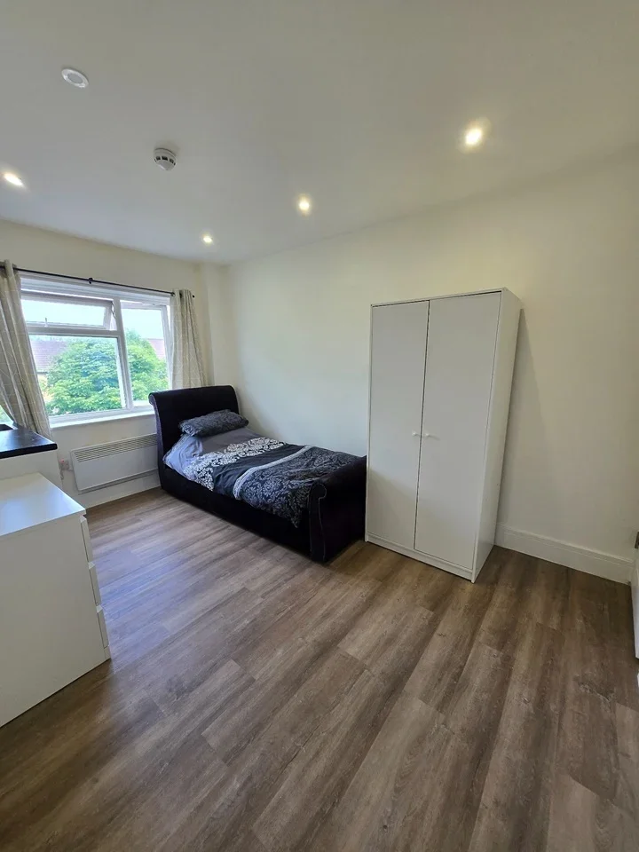 Flat Doncaster Gardens in Greater London