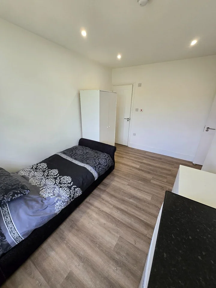 Flat Doncaster Gardens in Greater London