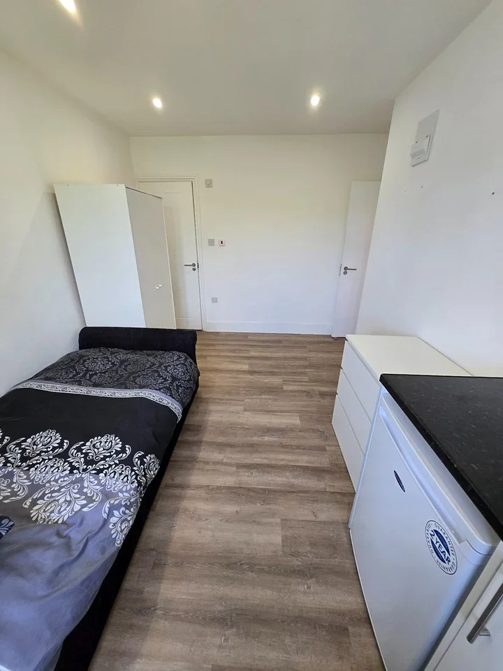 Flat Doncaster Gardens in Greater London