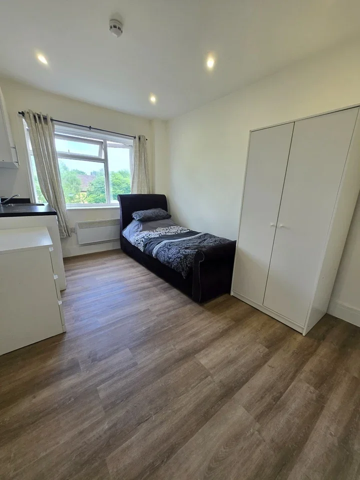 Flat Doncaster Gardens in Greater London