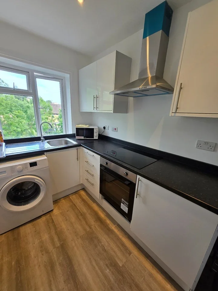 Flat Doncaster Gardens in Greater London