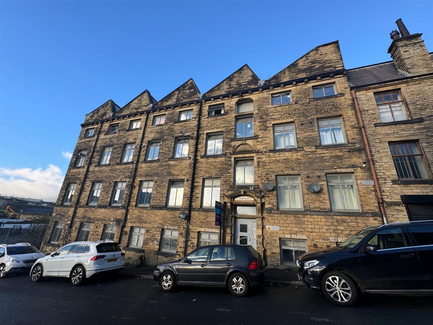 Flat Dyson Street in Bradford