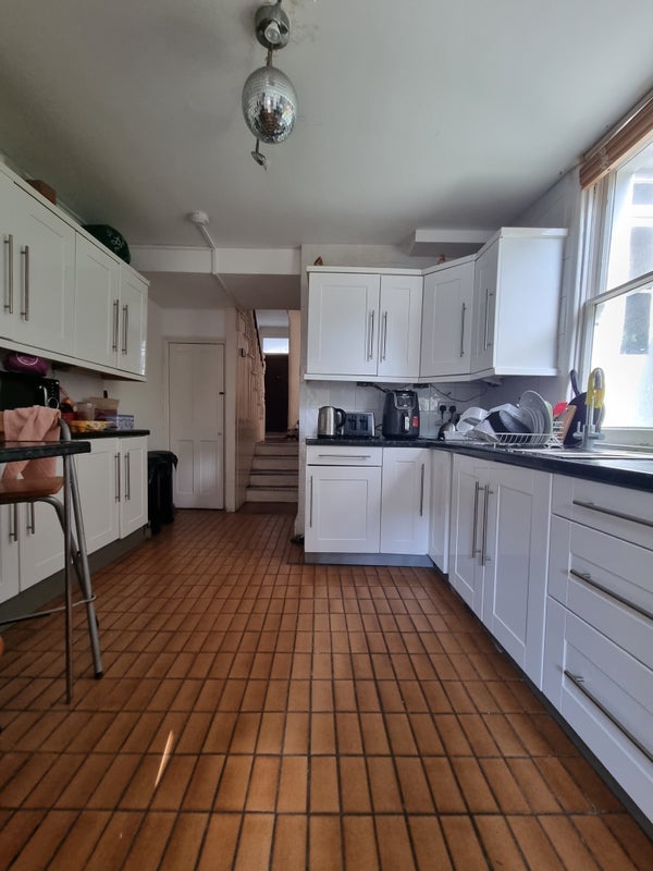 Room Corrance Road in Greater London