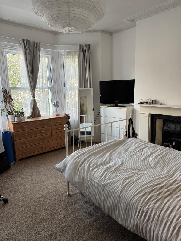Room Corrance Road in Greater London