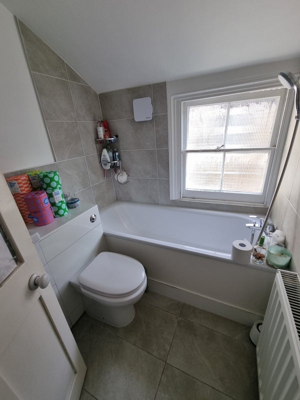 Room Corrance Road in Greater London