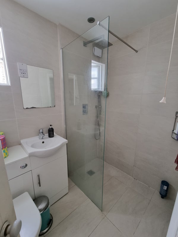 Room Corrance Road in Greater London