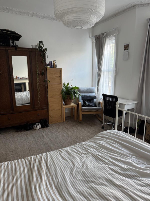 Room Corrance Road in Greater London
