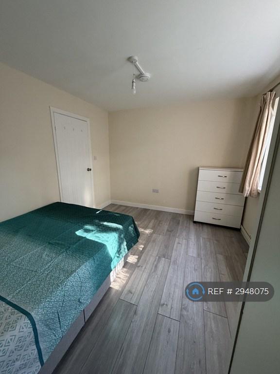 Room Cambria Close in Greater London