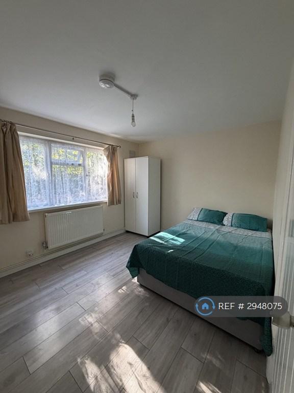 Room Cambria Close in Greater London