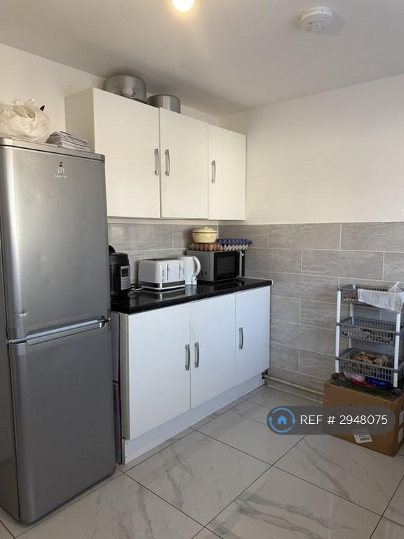 Room Cambria Close in Greater London