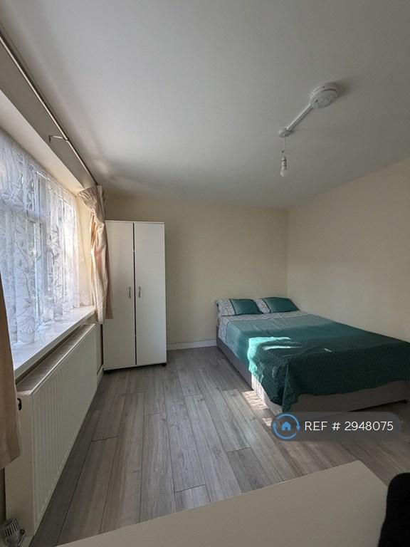 Room Cambria Close in Greater London