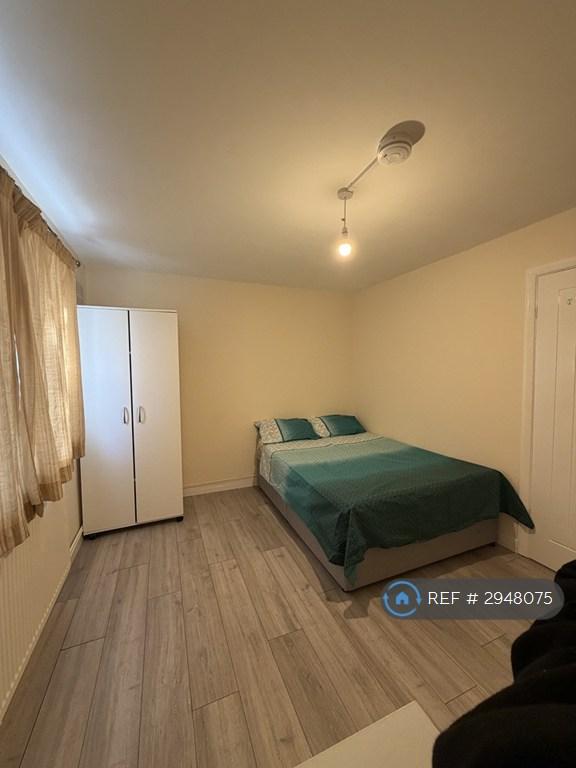 Room Cambria Close in Greater London