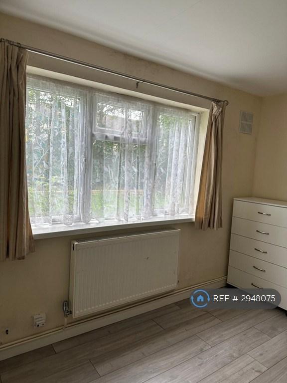 Room Cambria Close in Greater London