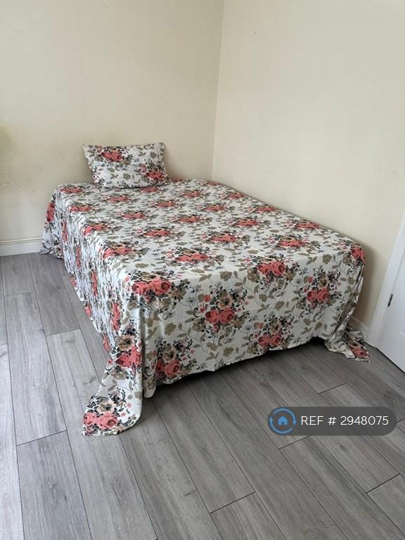Room Cambria Close in Greater London