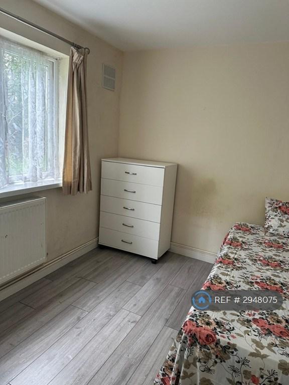 Room Cambria Close in Greater London