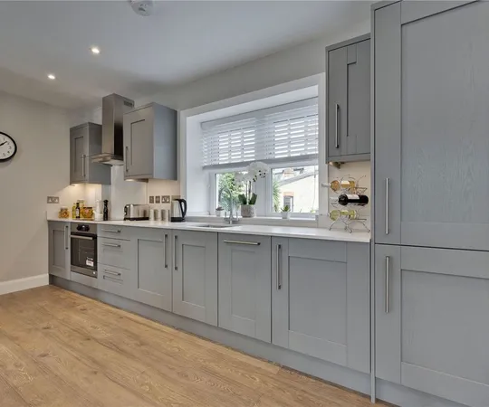 Flat Baker Street in Elmbridge