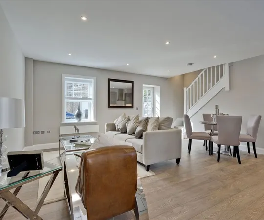 Flat Baker Street in Elmbridge
