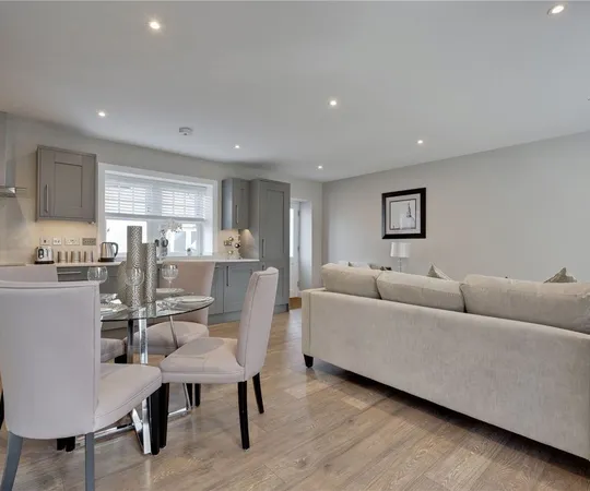Flat Baker Street in Elmbridge