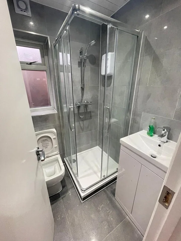 Room Strafford Road in Greater London