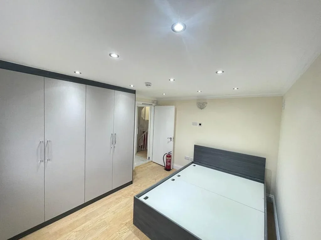 Room Strafford Road in Greater London