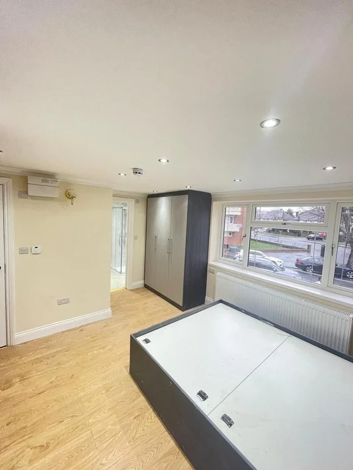 Room Strafford Road in Greater London