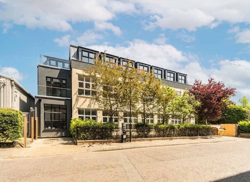 Flat Victoria Villas in Greater London