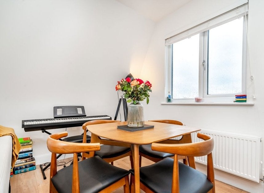 Flat Victoria Villas in Greater London