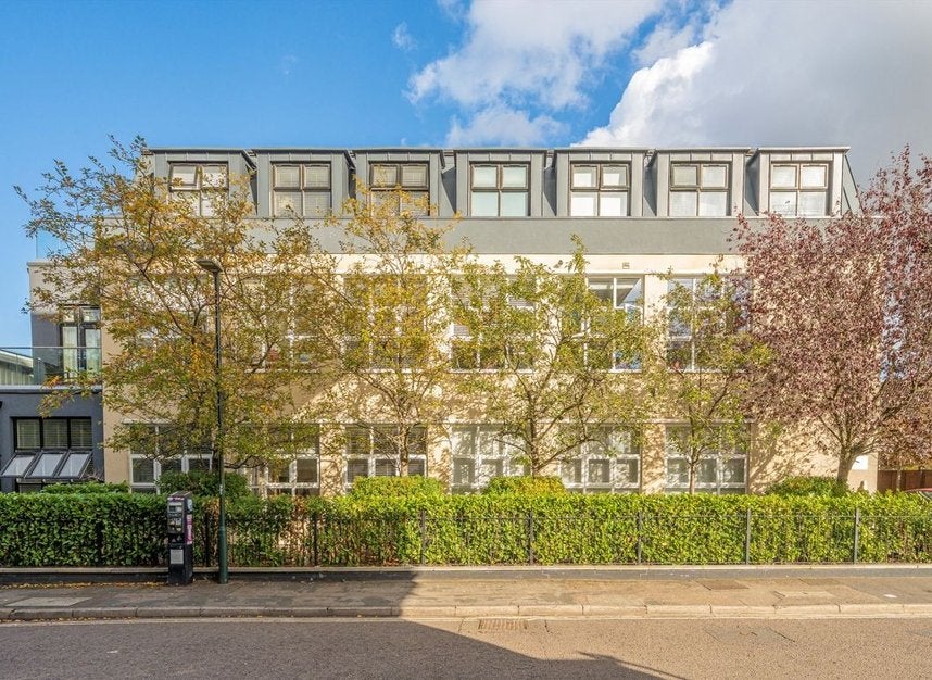 Flat Victoria Villas in Greater London
